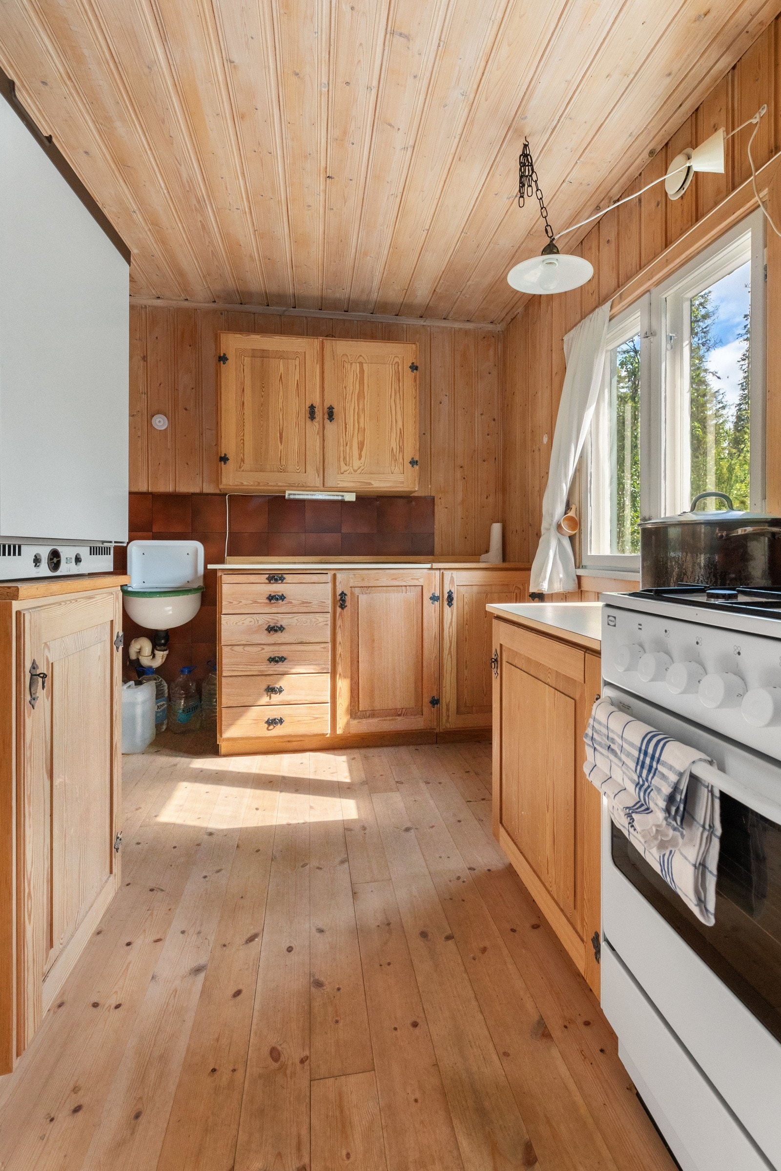 Kjøkkeninnredning med profilerte fronter Galleribilde