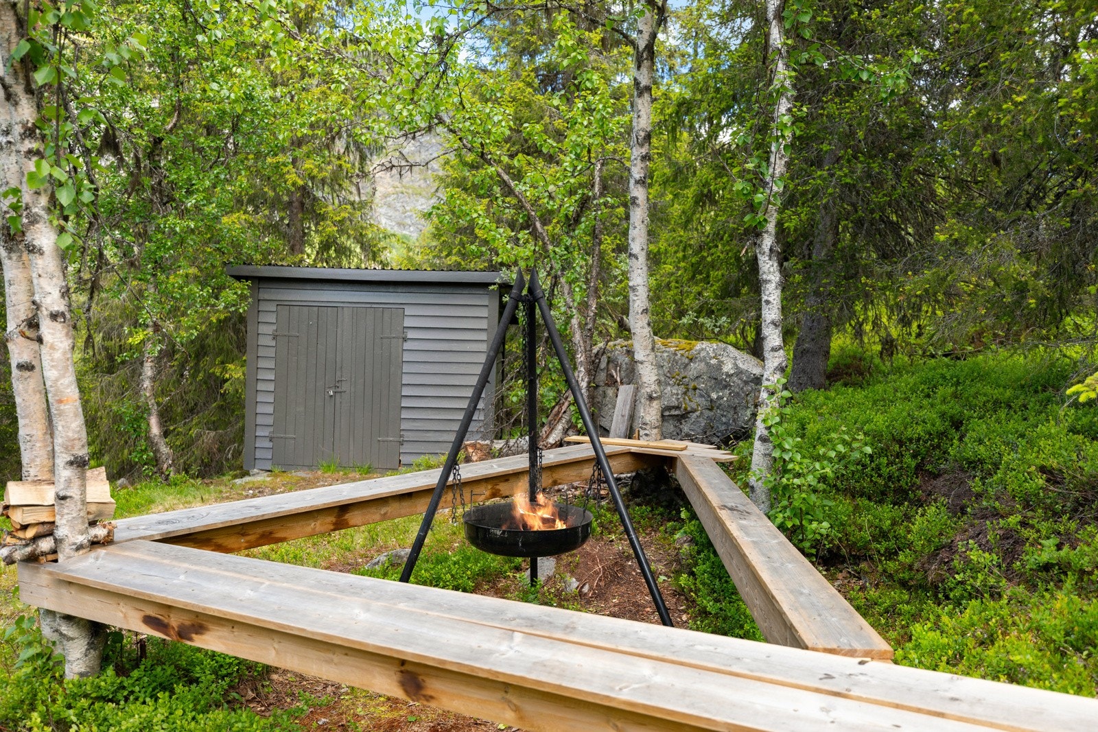 Hyggelig bålplass med sittebenker Galleribilde