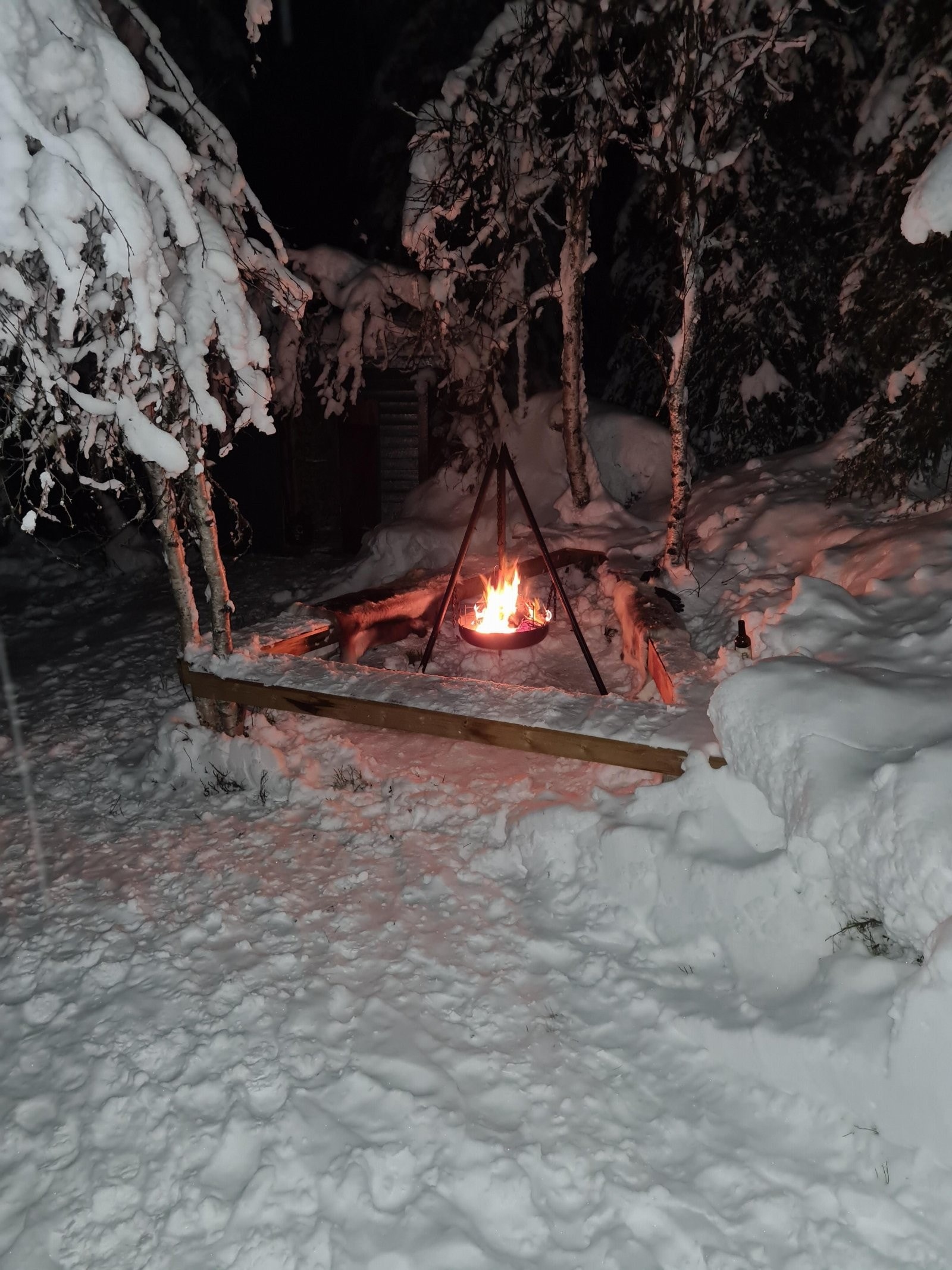 Bålplassen i vinterdrak. Bilde fra selgers arkiv Galleribilde