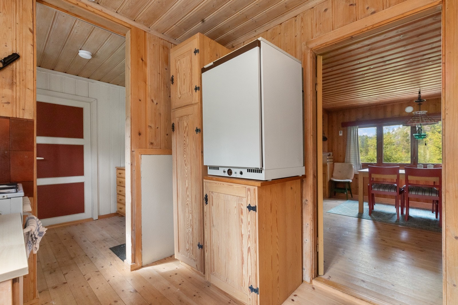 Videre fra kjøkken er det et enklere vaskerom Galleribilde