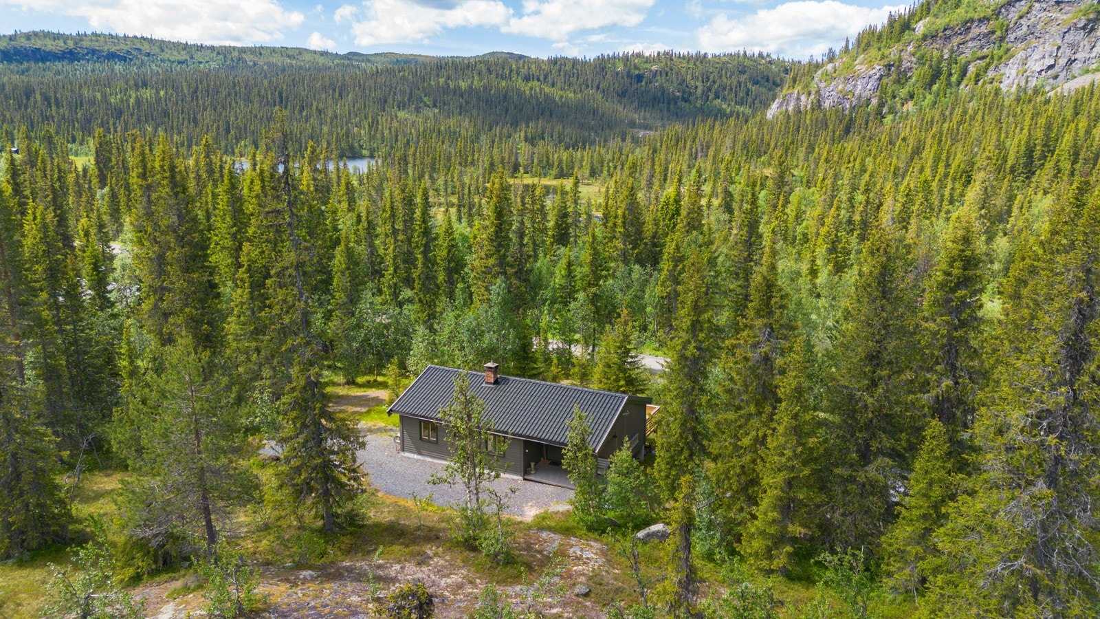 Velkommen til Nordre Fjellstølvegen 220 - Gode solforhold og selger kan bekrefte at solen går ned ca. 21.30 på sommeren. Foto: Christine Stokkebryn Galleribilde