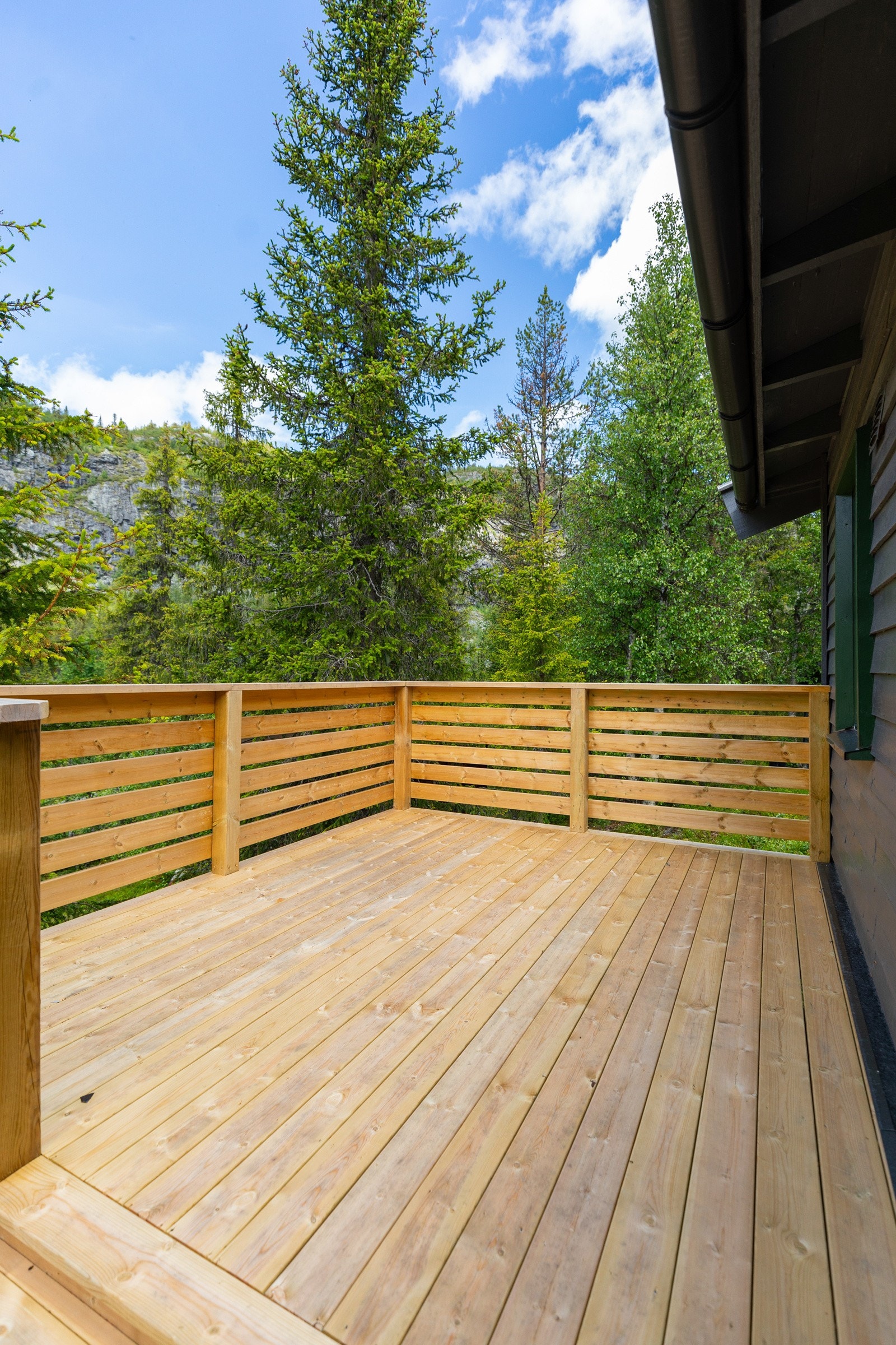 Terrasse med plass till sittegruppe. Terrassen ble bygd opp igjen etter snøras i 2023 Galleribilde