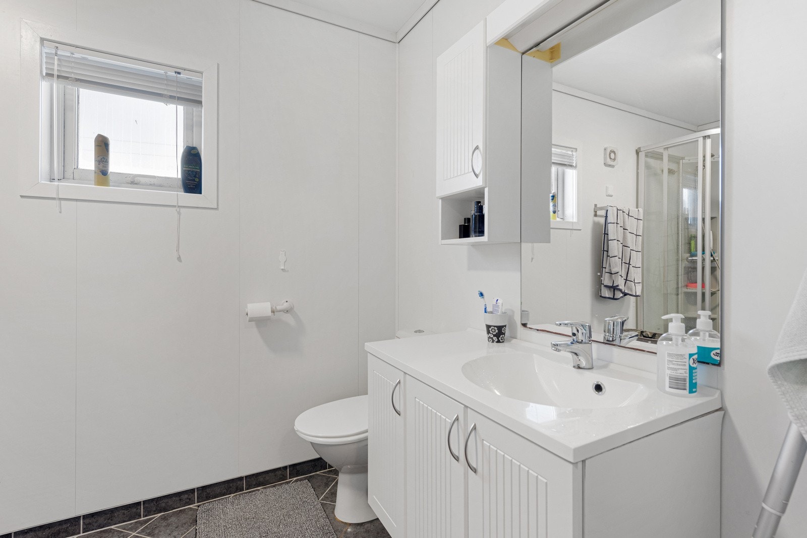 Badet til 1.etasje nord har flislagt gulv med varmekabler og våtromsplater på veggene Galleribilde