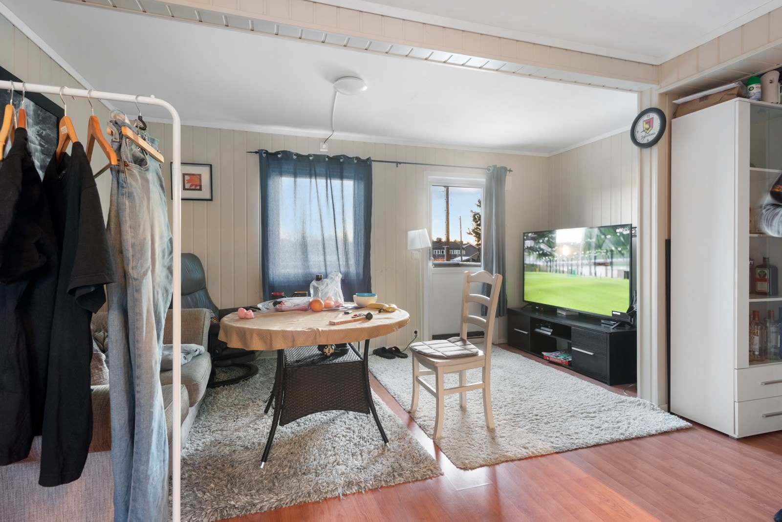 Det er lyse, åpne oppholdsrom med godt lysinnslipp Galleribilde