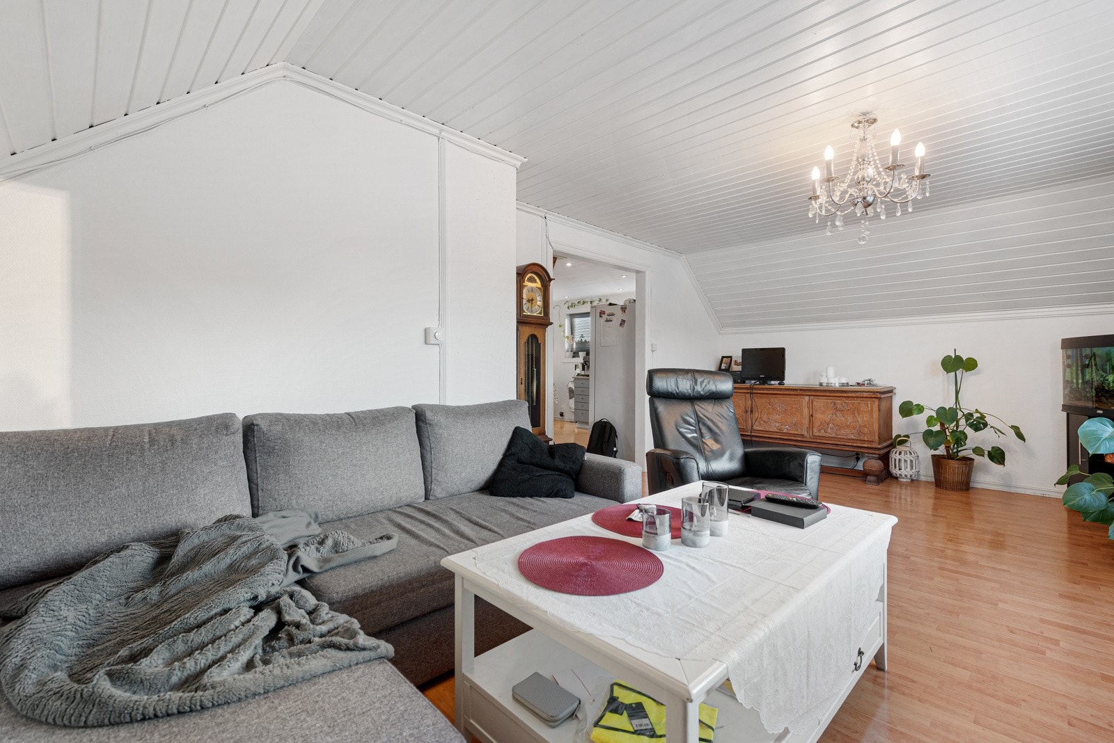 I stuen har du plass til romslig sofa i tillegg til spisestue Galleribilde