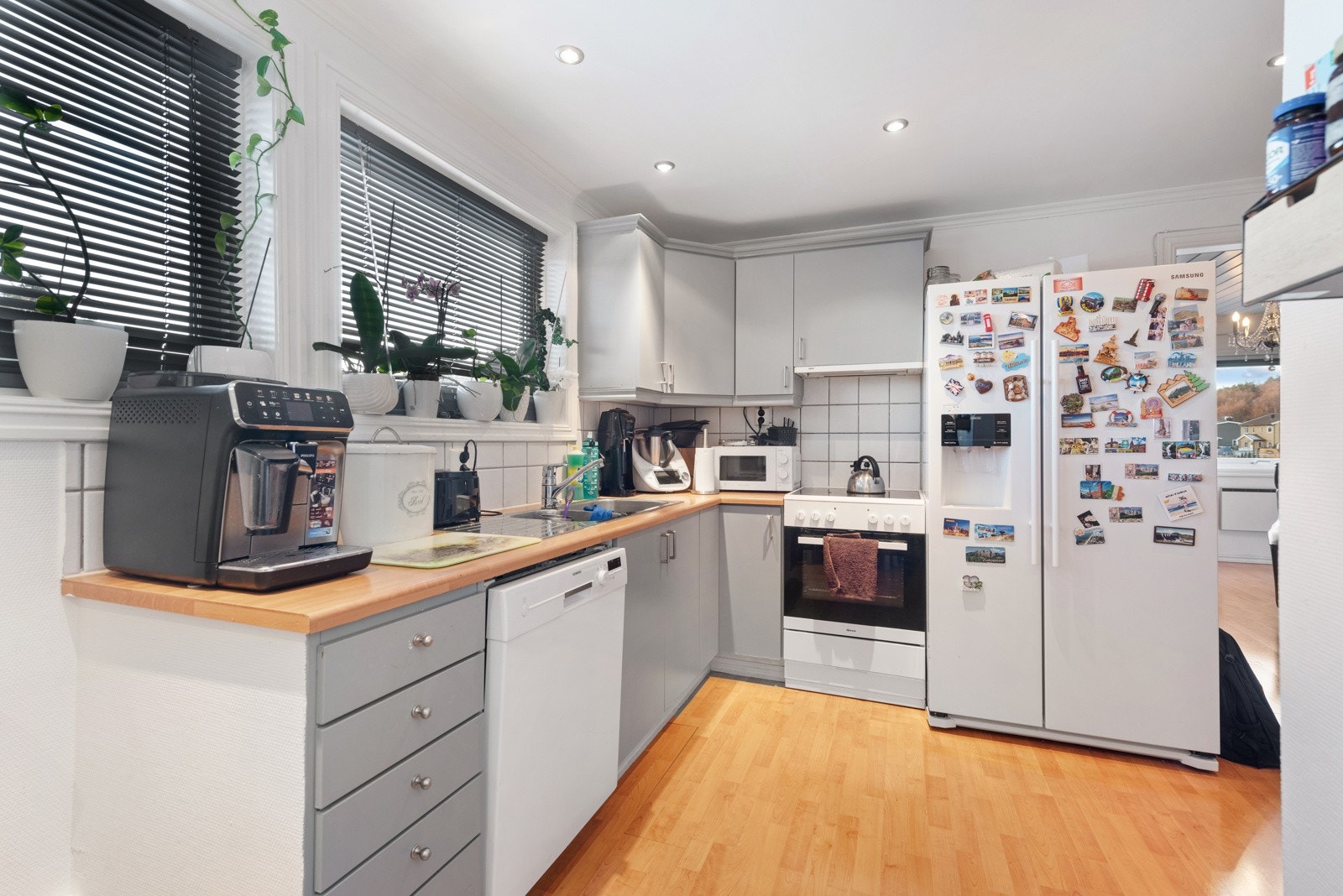 Leiligheten har lyst kjøkkenet med godt lysinnslipp, og downlights i taket Galleribilde