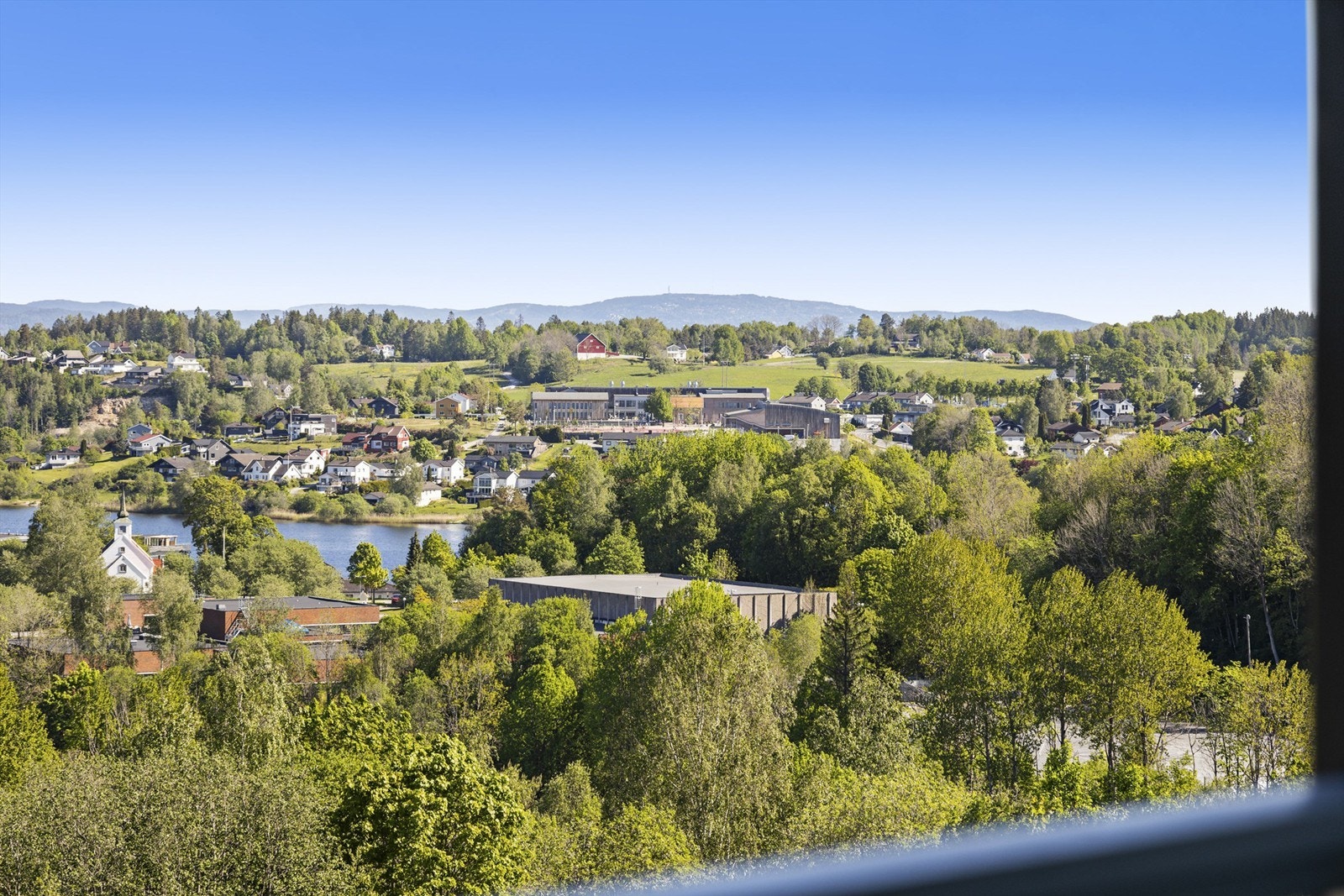 Flott utsikt fra rommene i underetasje! Galleribilde