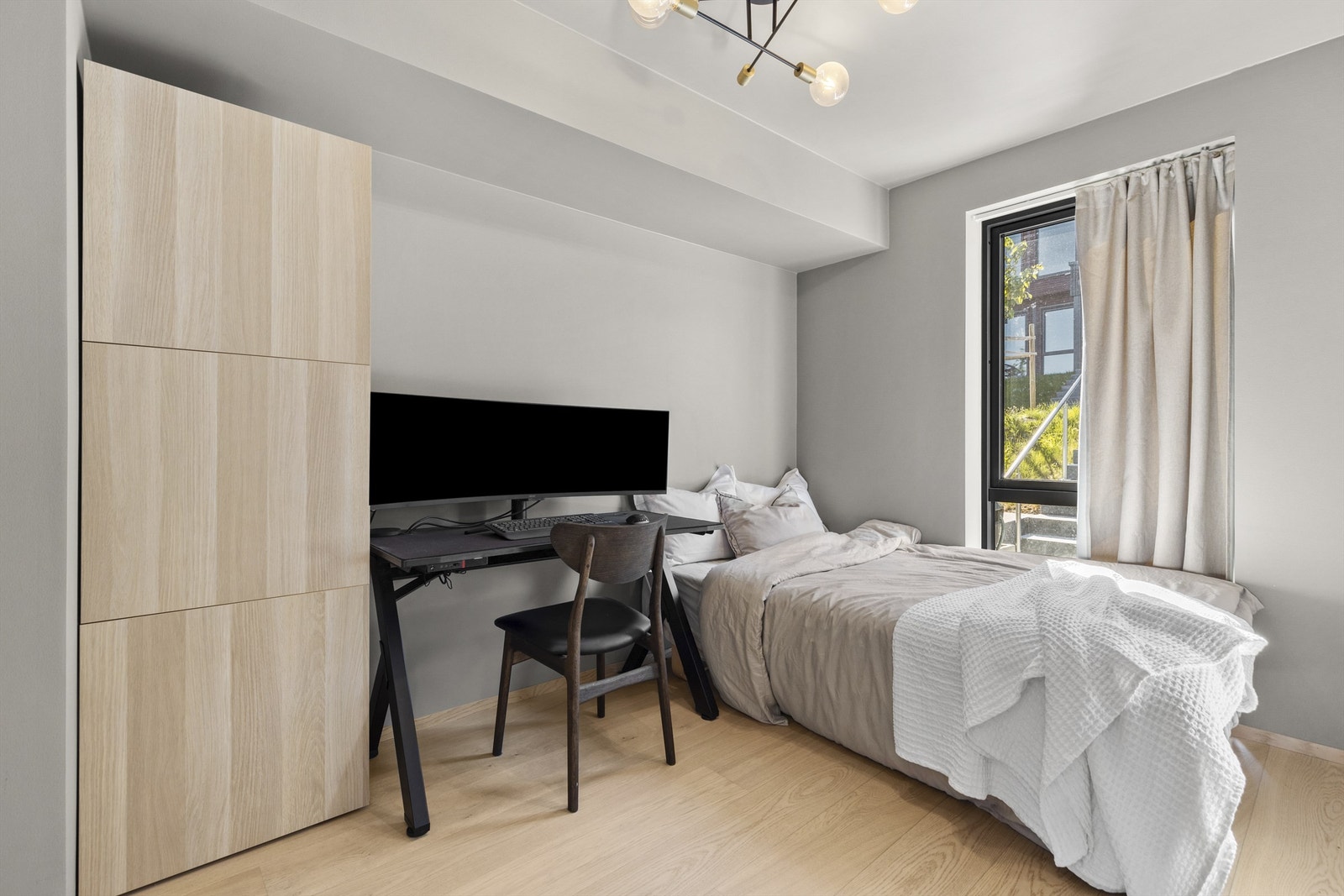 Boligen har tre soverom av god størrelse. Soverom 3 ligger i 1.etasje med adkomst fra entré. God plass til dobbeltseng, skrivebord og garderobeskap. Galleribilde