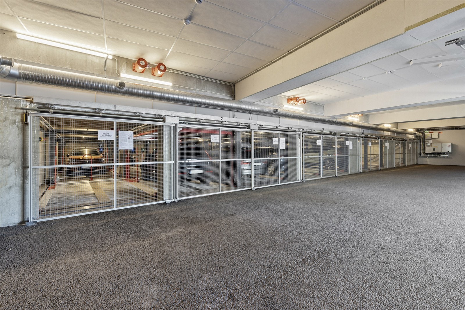 Seksjonseier disponerer to stk. parkeringsplasser i sameiets garasjeanlegg med én el-bil lader. Plass nummer 61 med el-bil lader og plass nummer 51. Galleribilde