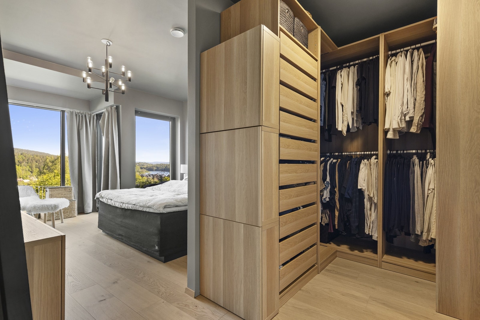 Stort hovedsoverom i underetasjen med walk-in closet og eget baderom. Galleribilde