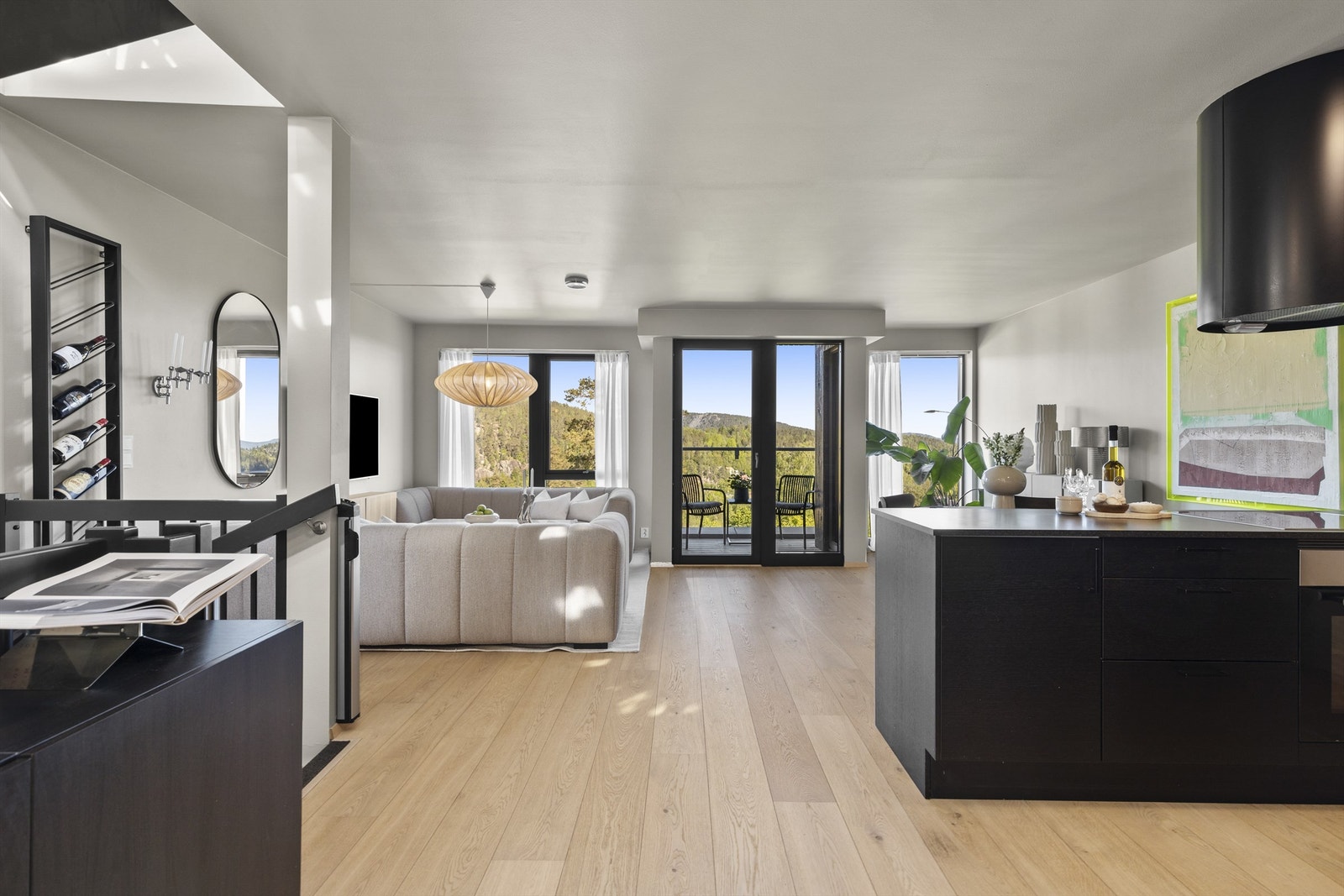 Boligen har en åpen kjøkken/stue løsning i 1.etasje med god planløsning. Galleribilde