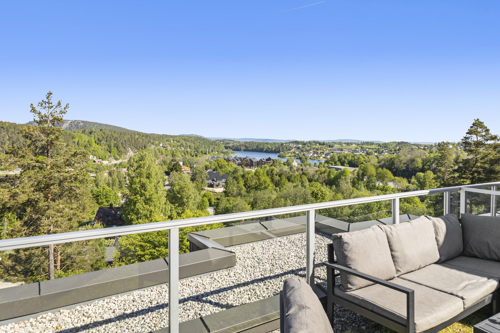 Fantastisk utsikt over Heggedal sentrum og Gjellumvannet. Galleribilde