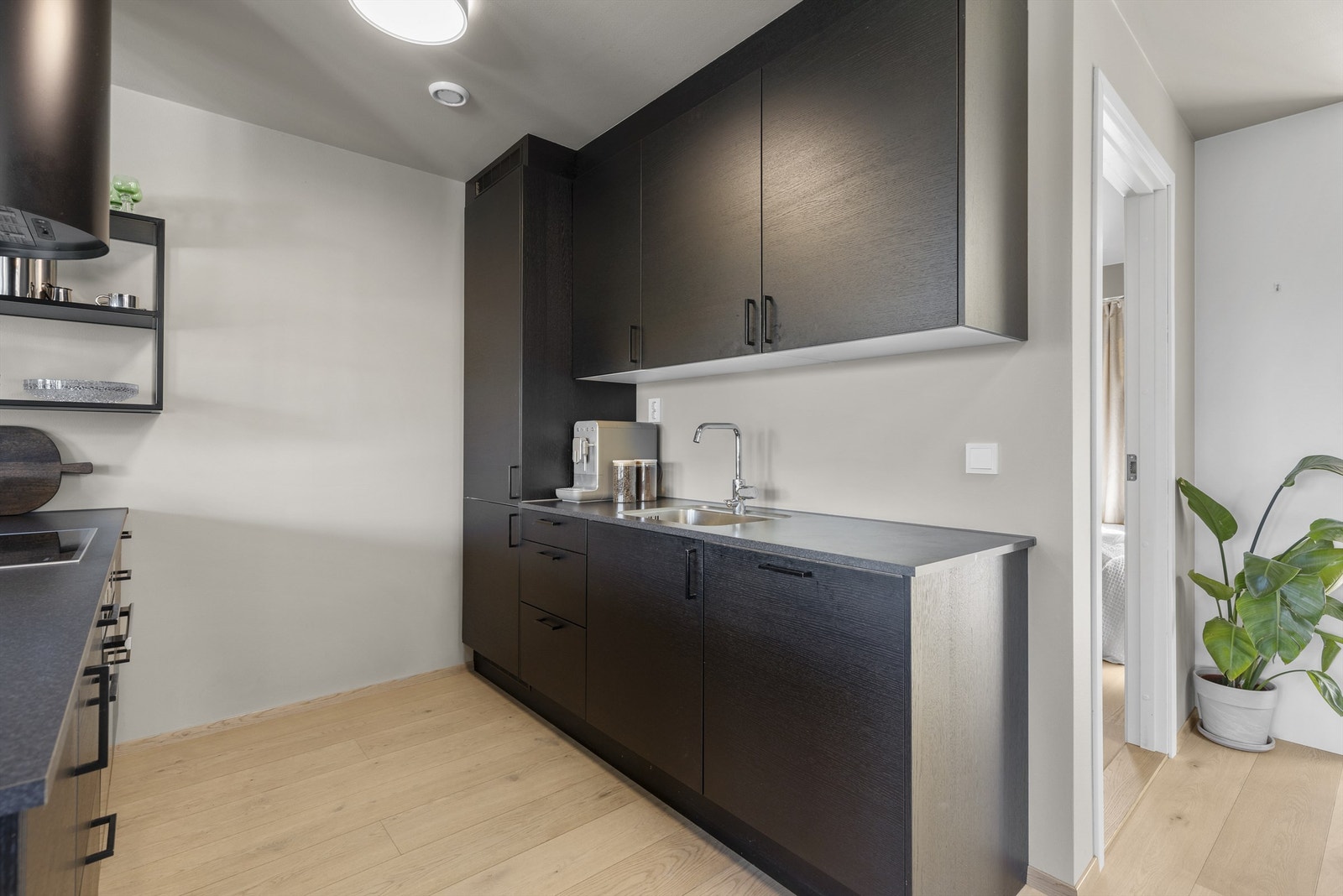 Kjøkkenet har slette fronter og benkeplate av laminat. Galleribilde