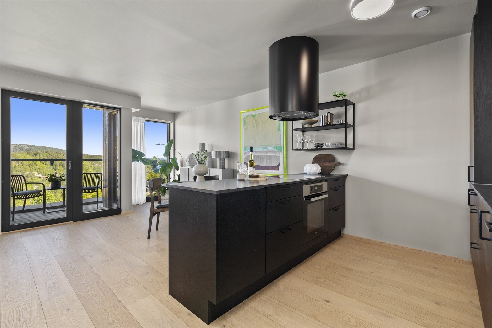 Romslig kjøkkenløsning som skaper en luftig og åpen atmosfære. Galleribilde