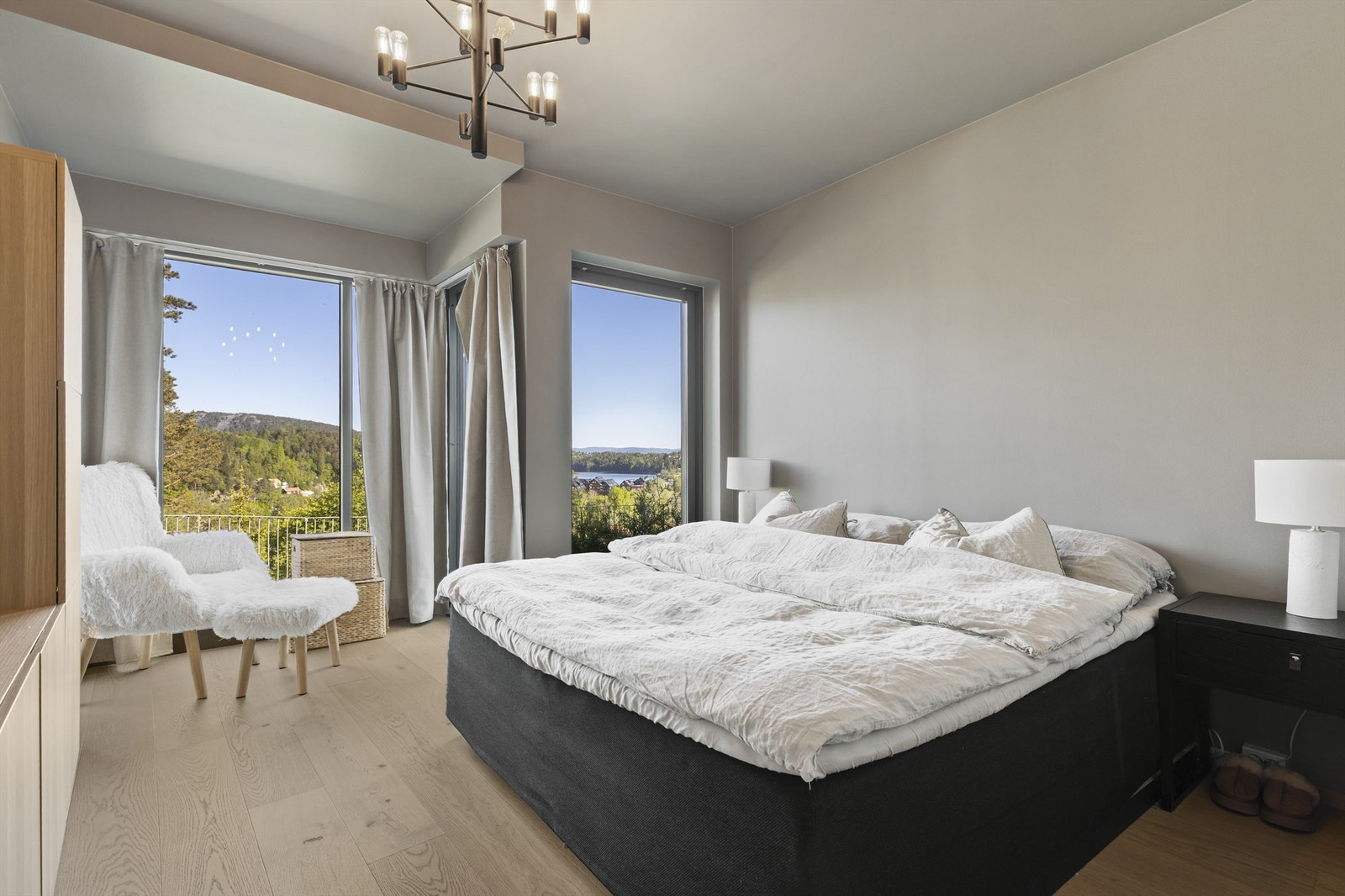 God plass til en stor dobbeltseng, nattbord på hver side og kommoder. Store vindusflater som slipper in rikelig med naturlig lys. Galleribilde