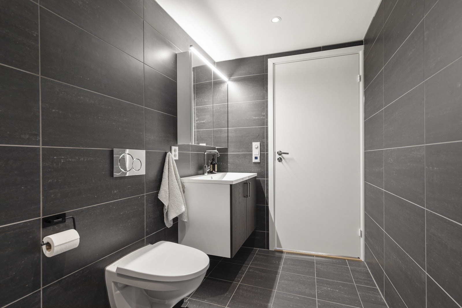 Nedsenket himling med downlights med vegghengt servantskap. Galleribilde