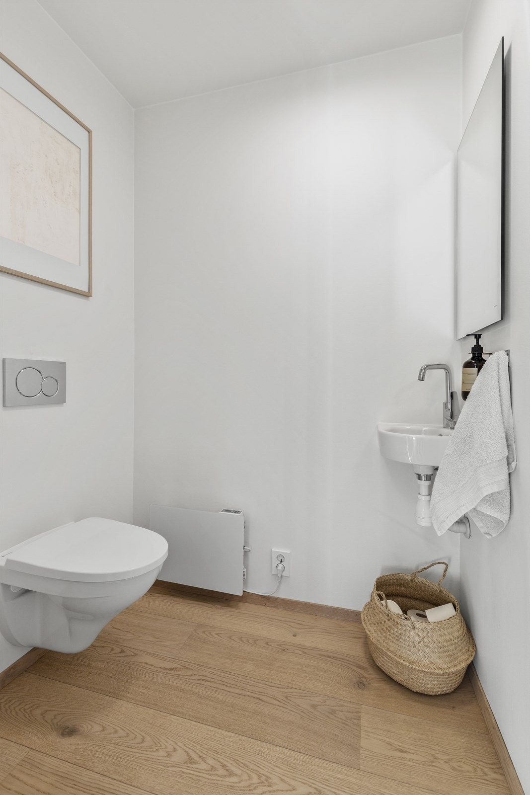 Praktisk toalettrom fra byggeår med adkomst fra entré. Gulvflate belagt med en-stavs parkett. Galleribilde