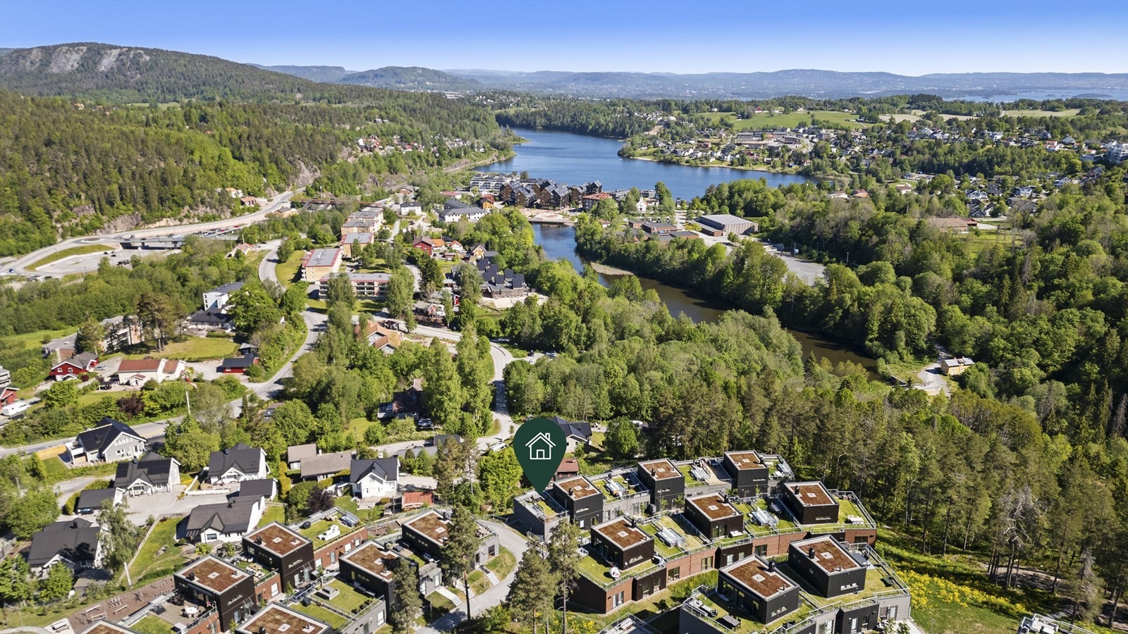 Boligen ligger i et rolig og barnevennlig område med både skole og barnehage i gangavstand. Galleribilde