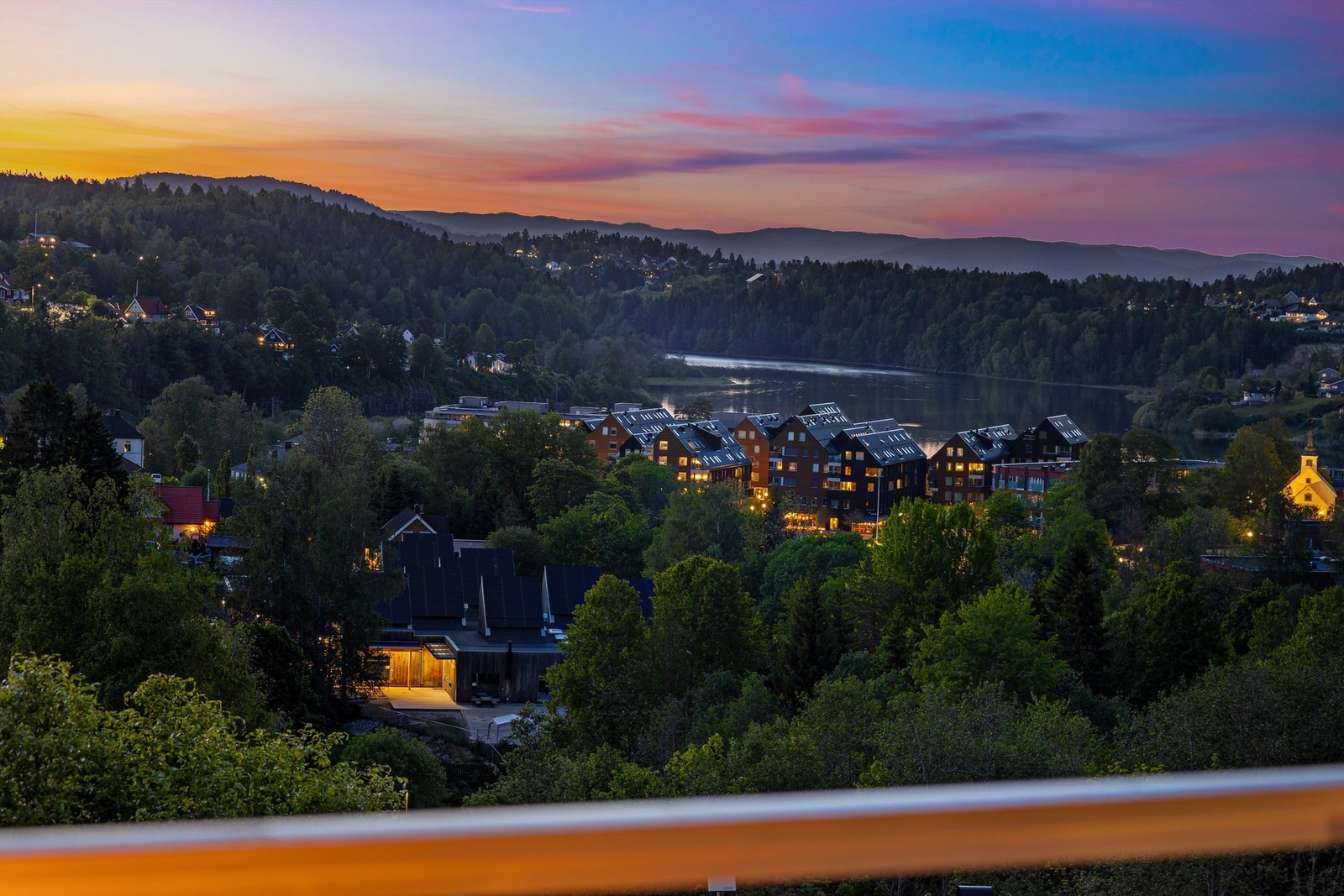 Her får du et moderne enderekkehus med koselig og solrik takterrasse med flott utsikt og svært gode solforhold. Foto: Trond Reder Galleribilde