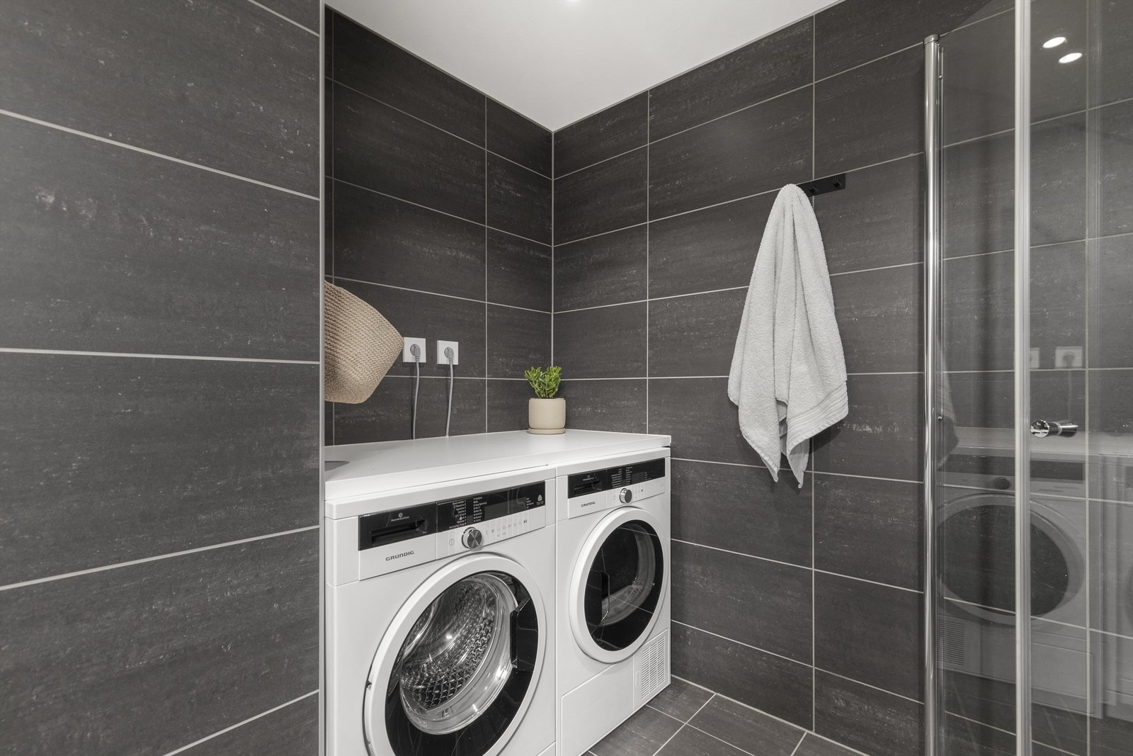 Opplegg for vaskemaskin og tørketrommel. Galleribilde