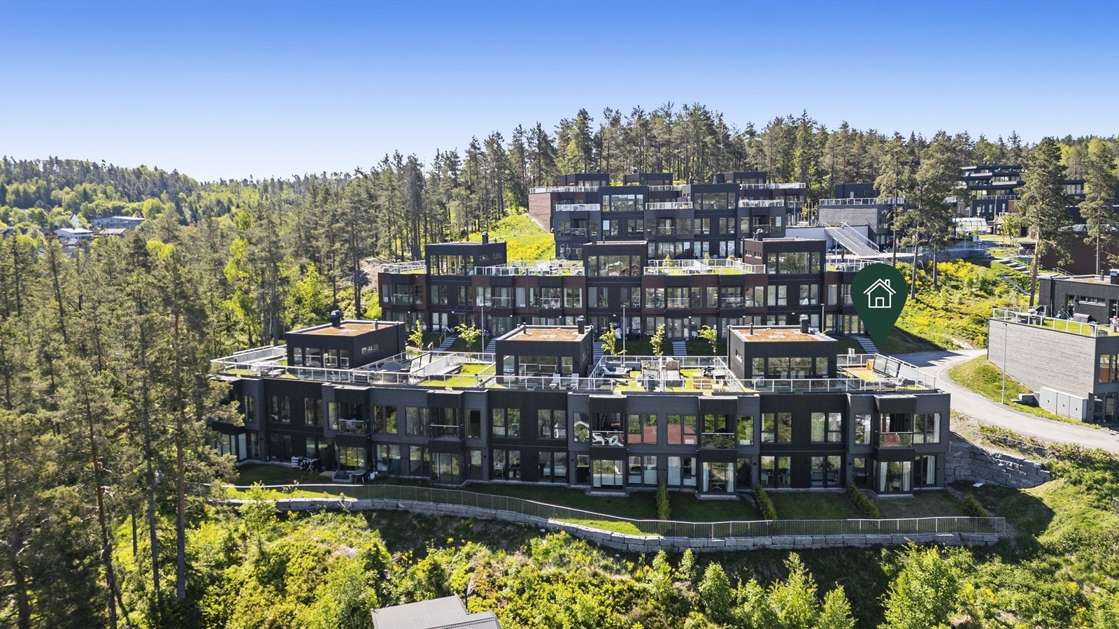 Boligen er beliggende på et solrikt høydedrag. Galleribilde