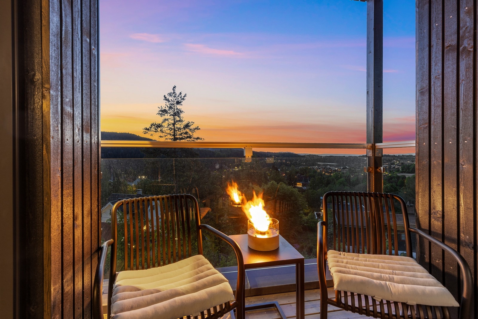 På altanen kan det nytes kveldssolen med god utsikt! Galleribilde