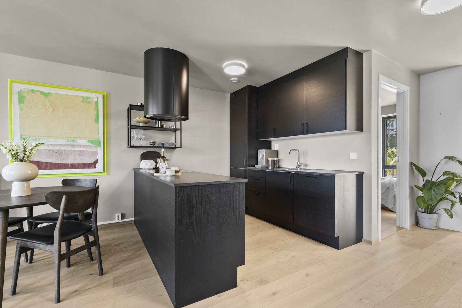 Lekkert Sigdal kjøkken med åpen kjøkkenløsning og kjøkkenøy. Galleribilde