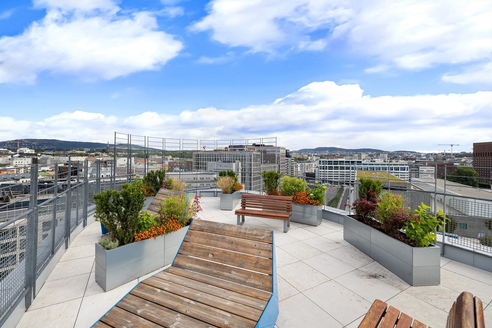 Det er flere sitteplasser på takterrassen. Galleribilde