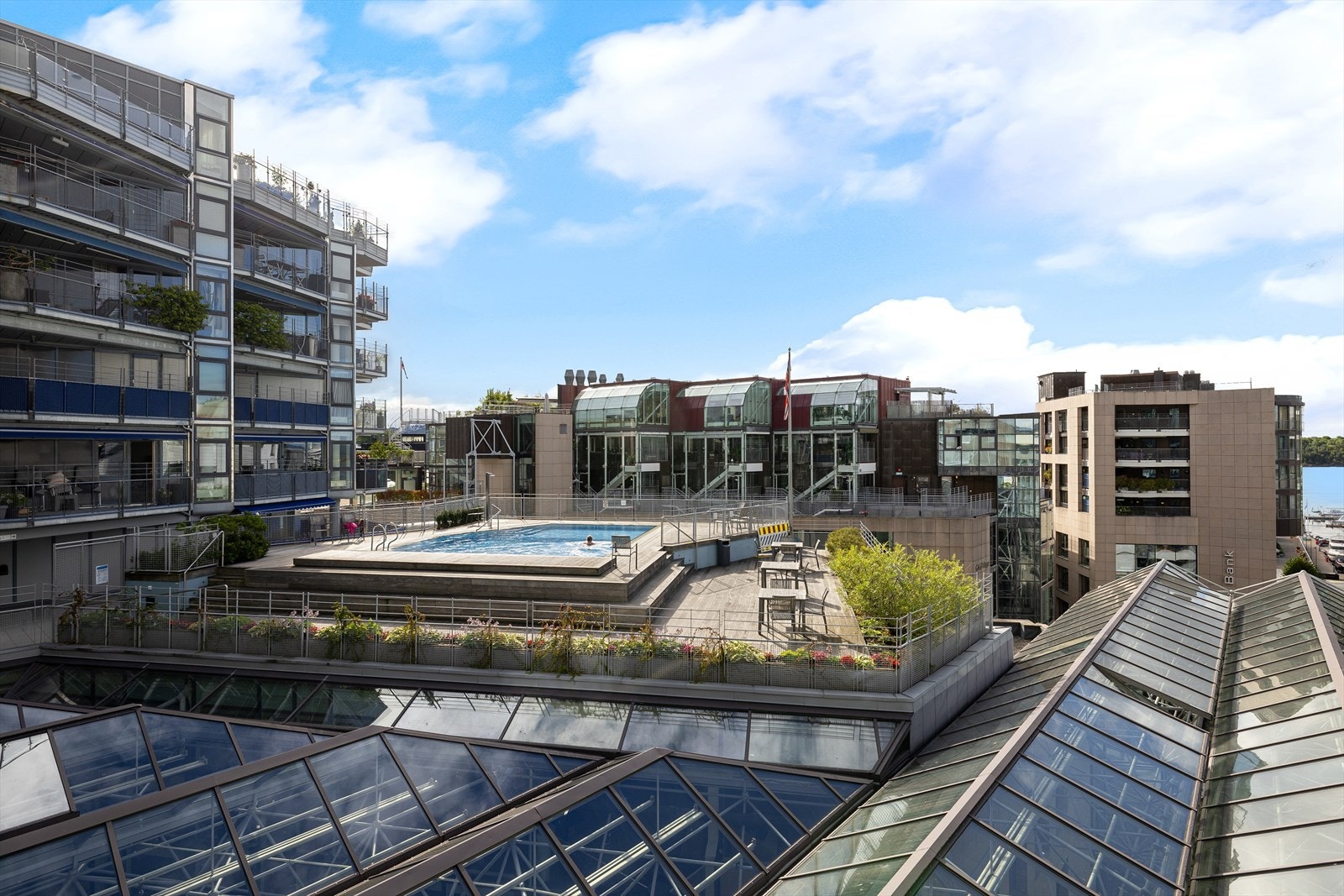 Sameiet har basseng på fellesarealet for beboerne. Galleribilde