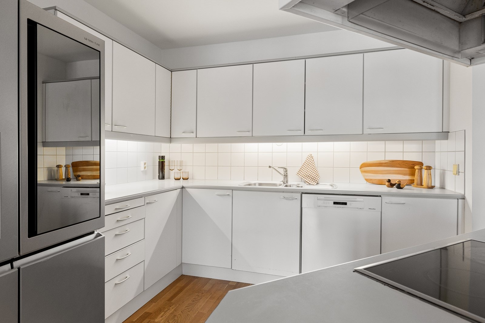 Stekeovn og keramisk topp er integrert i innredningen samt avsatt plass til frittstående kjøleskap og oppvaskmaskin. Galleribilde