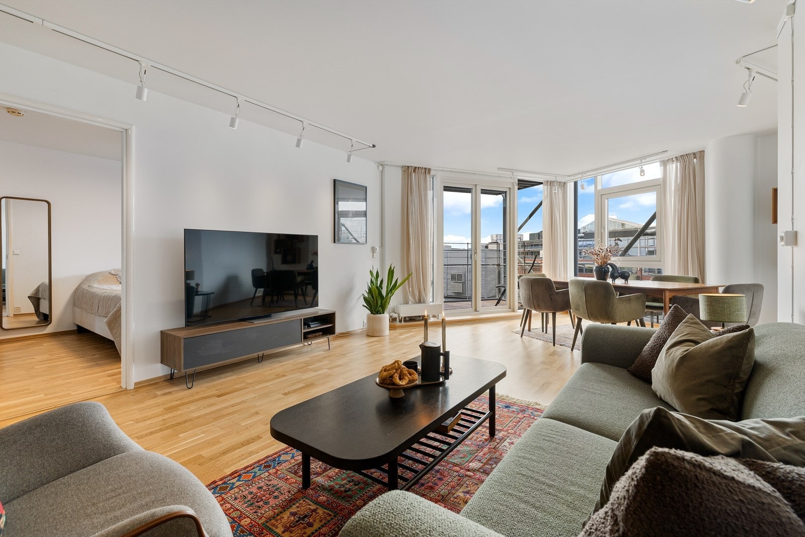 Leiligheten ligger i 8. etasje og inneholder entré, stue/kjøkken, tre soverom, to bad og omkledningsrom. Galleribilde