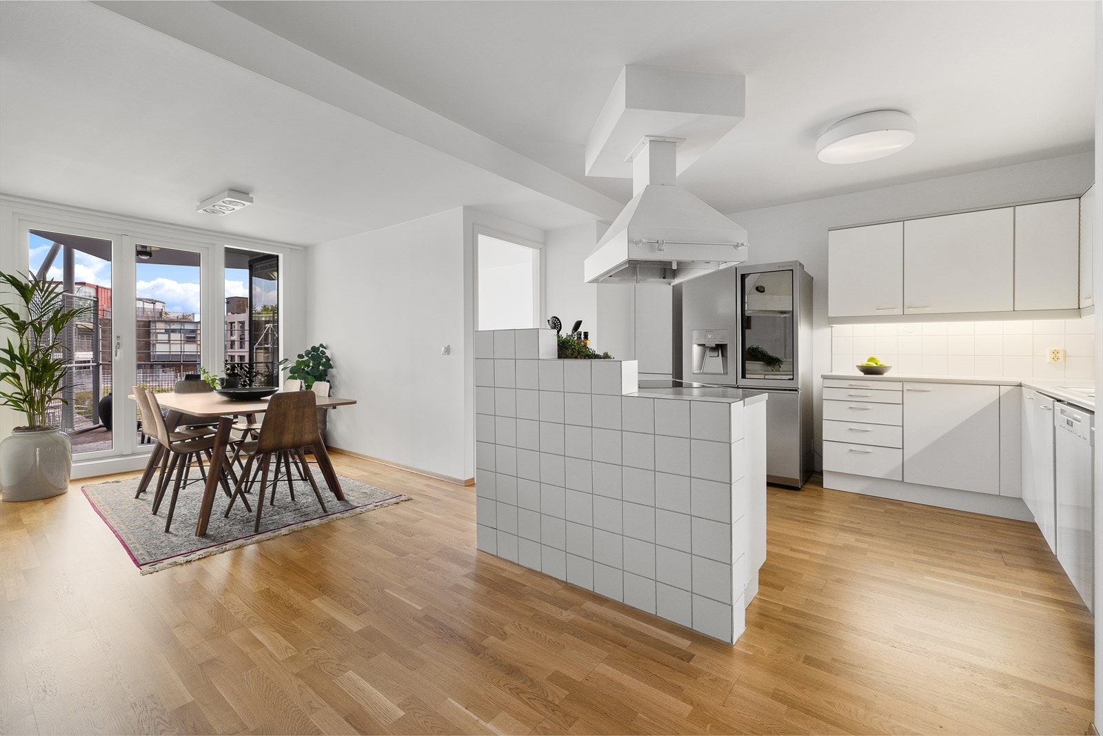 Skjermet, romslig og innbydende spisekjøkken med utgang til balkong. Galleribilde