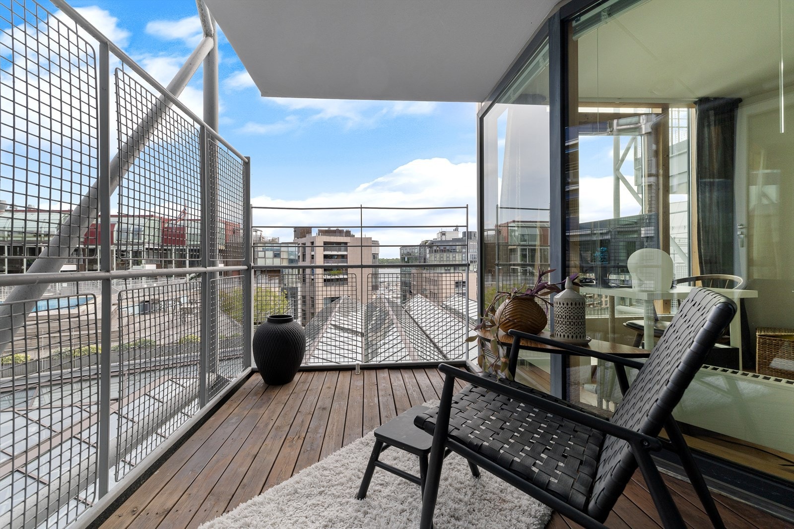 Fra kjøkkenet er det utgang til en østvendt balkong på ca. 7 kvm. Galleribilde