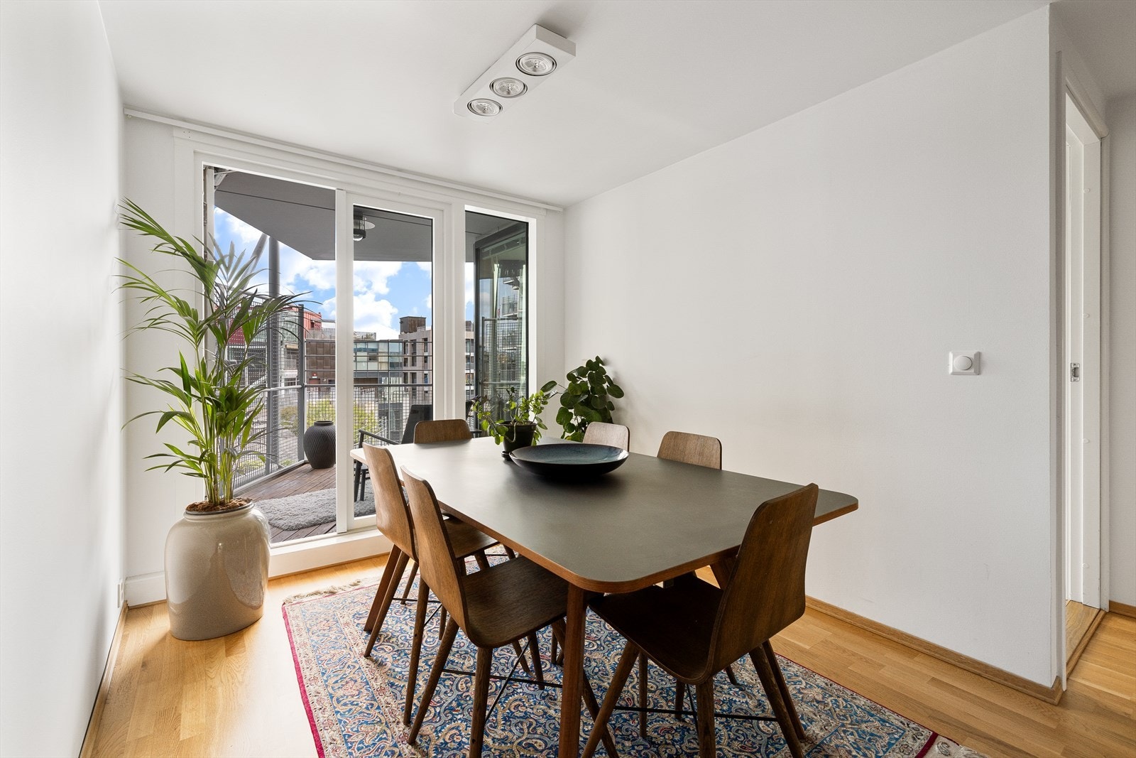 Hyggelig plassering av spisebordet ved vinduet. Galleribilde