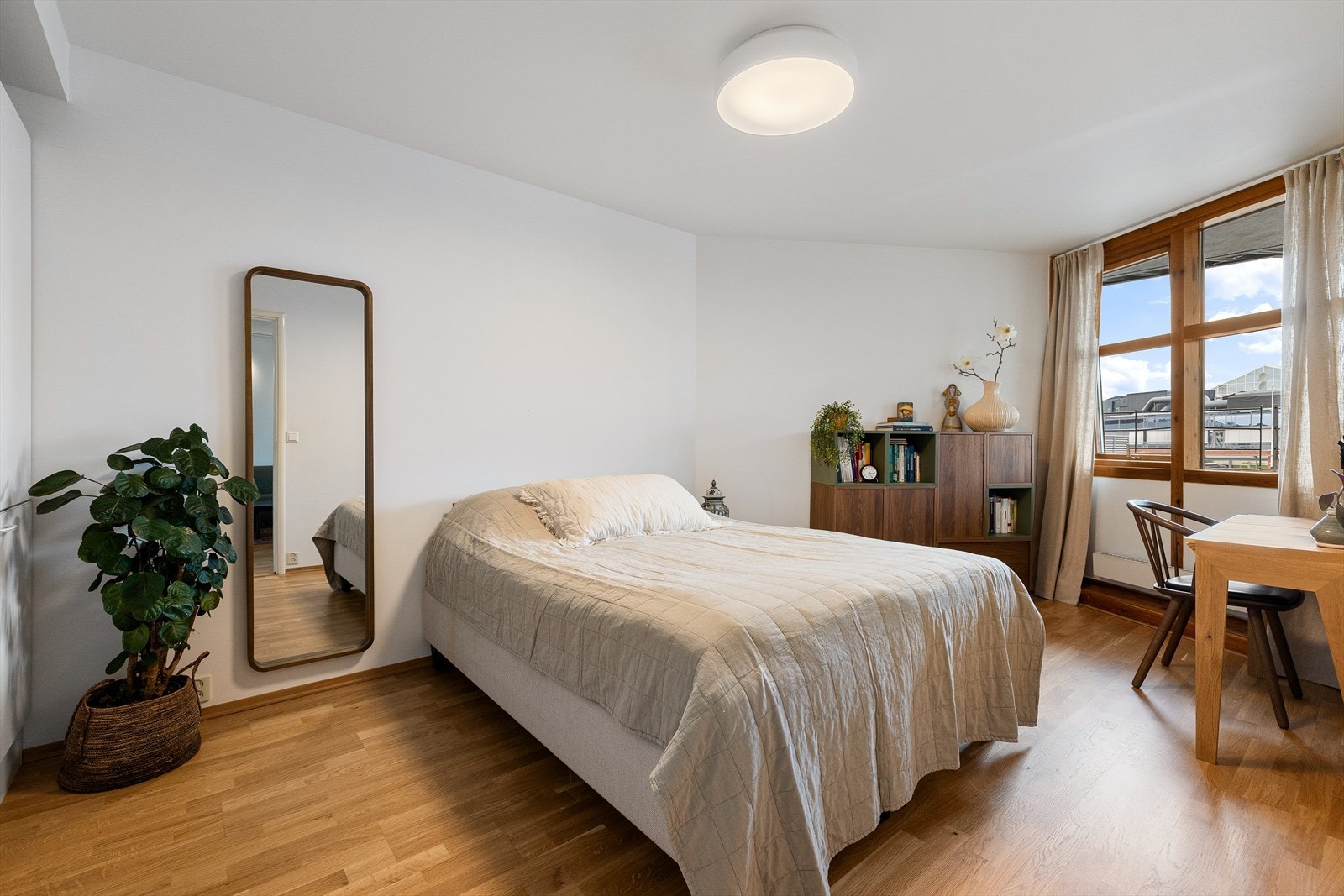 Leiligheten har et romslig og innbydende hovedsoverom med god plass til dobbeltseng og nattbord. Galleribilde