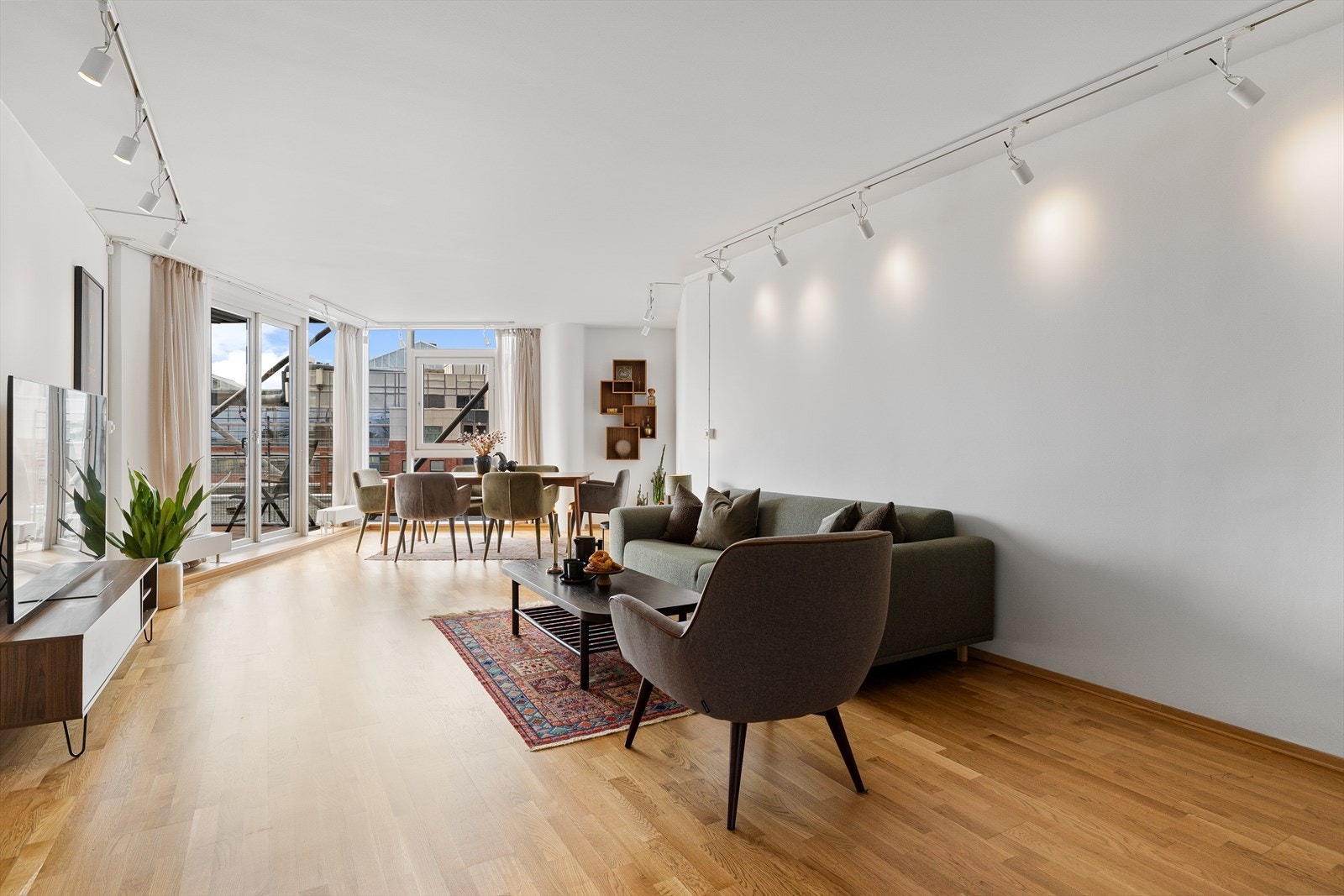 Innbydende og lys stue med gjennomgående løsning og store vindusflater. Galleribilde