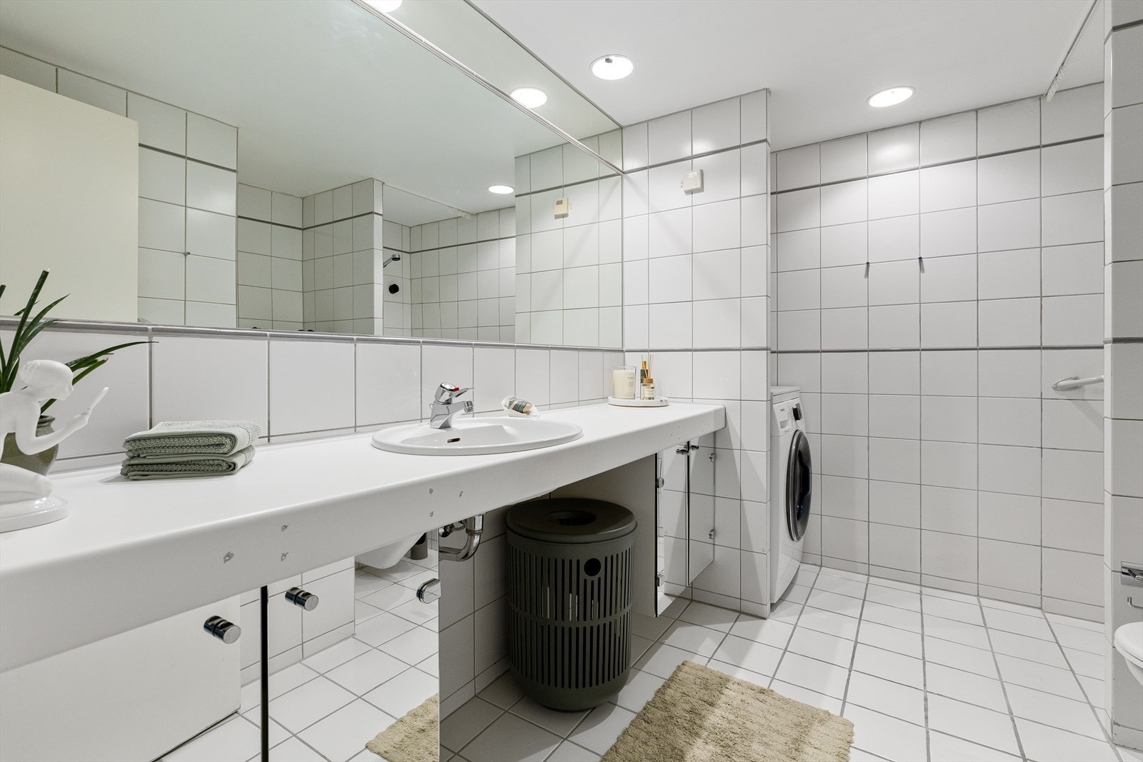 Bad 2 er utstyrt med dusj, servant, speil, veggfestet klosett med innebygget sisterne og opplegg for vaskemaskin. Galleribilde