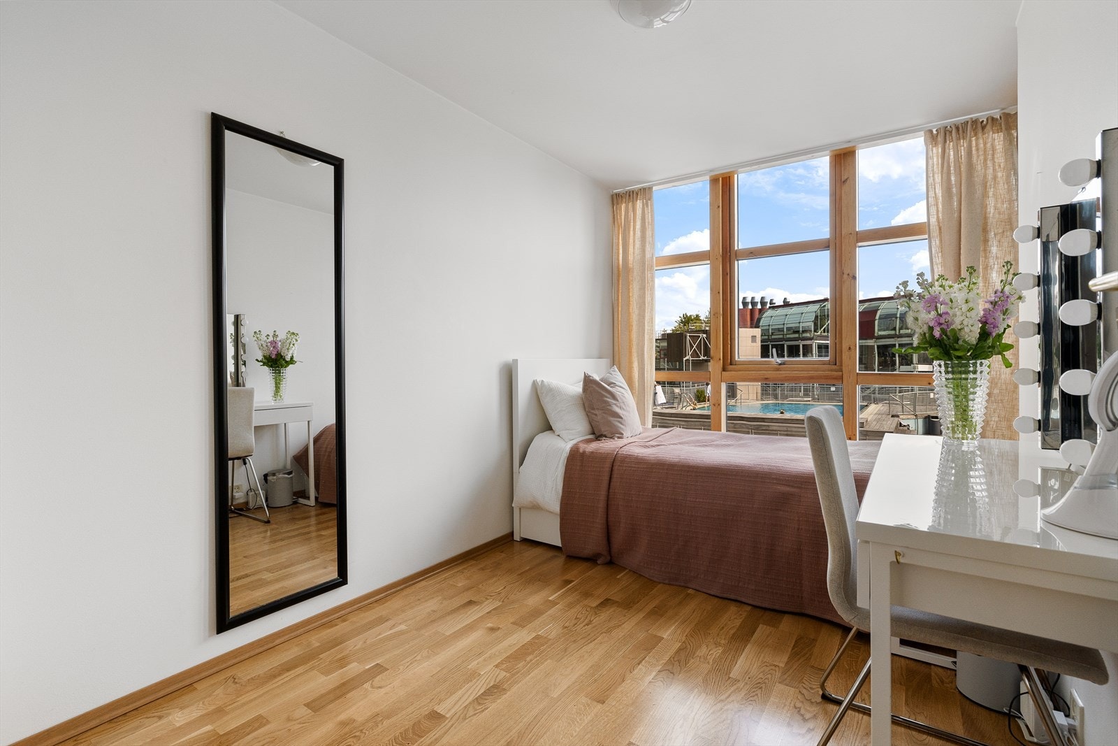 Rommet har plass til seng, skrivepult og garderobeskap. Galleribilde