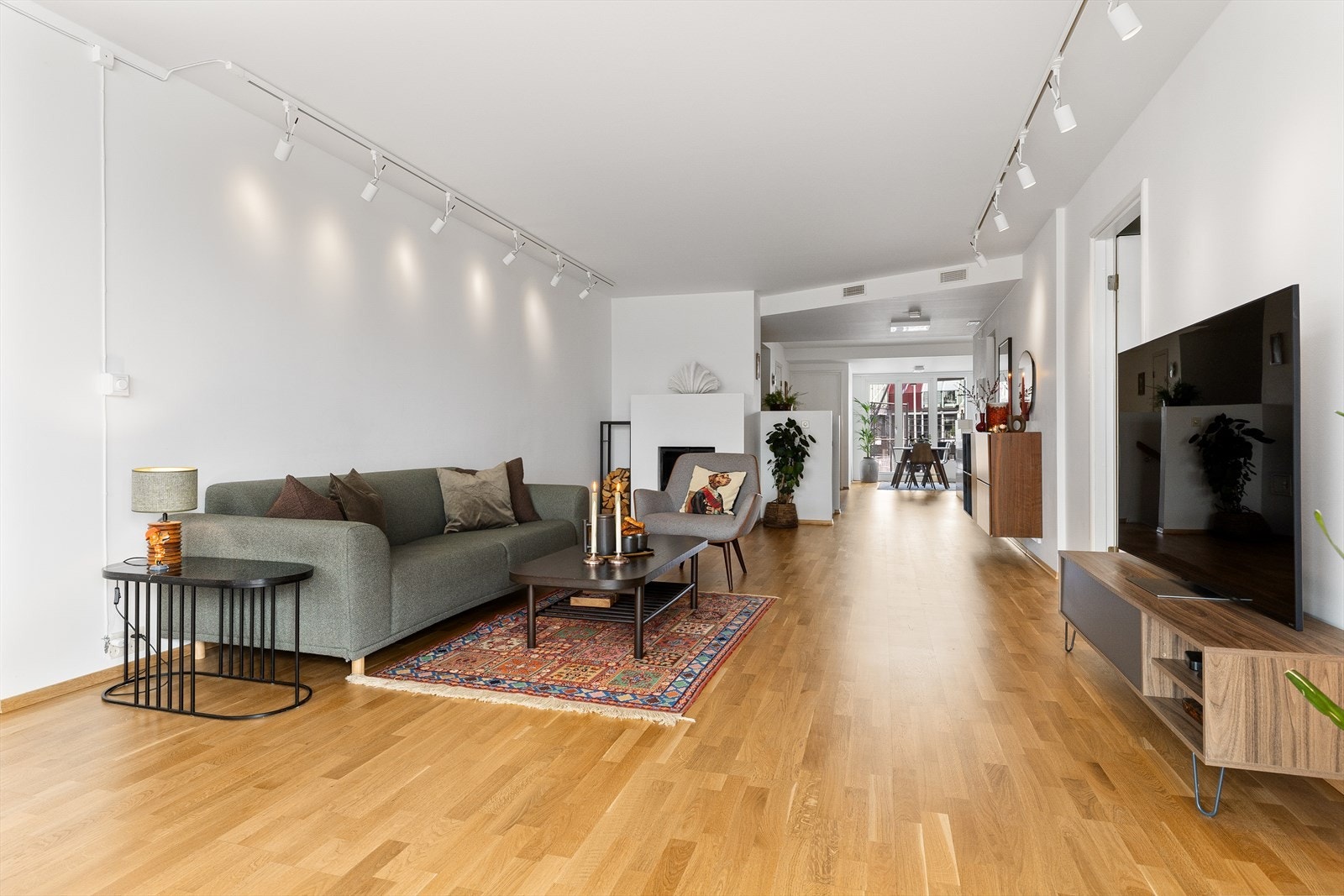 I stuen er det god plass til sofagruppe med tilhørende møblement som sofabord og tv-benk. Galleribilde