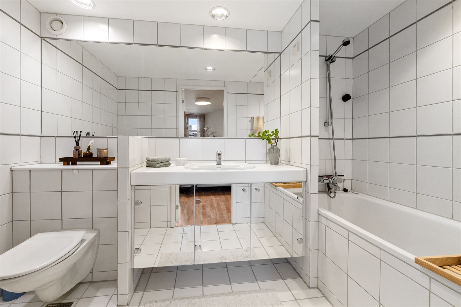 Fra soverommet er det direkte adkomst til eget bad. Bad 1 er utstyrt med badekar, servant, speil, veggfestet klosett med innebygget sisterne. Galleribilde