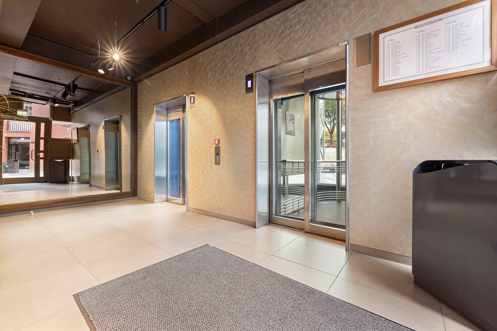 Moderne bygg med innbydende inngangsparti og heis. Galleribilde