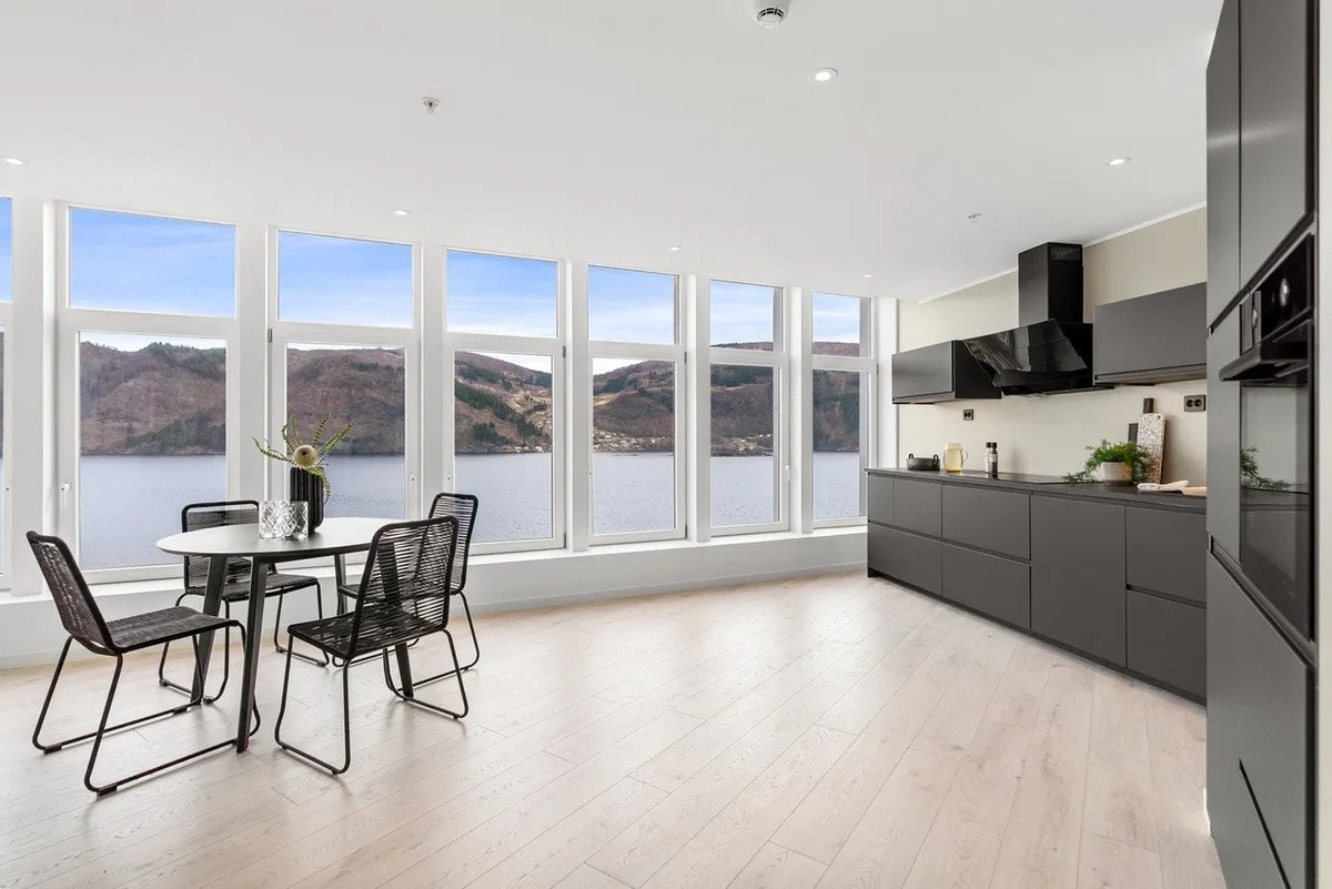 Nydelig kjøkken med utsikt. Innredes med spisebord. Galleribilde