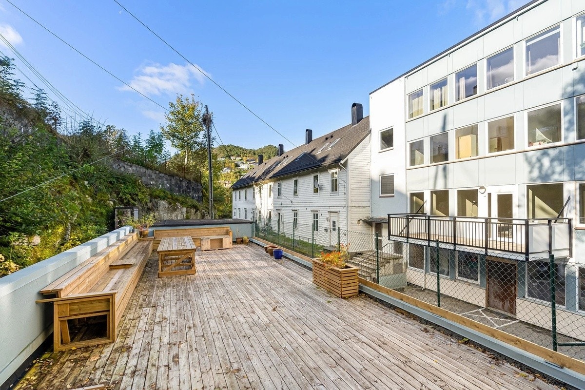 Felles terrasse i bakgård. Galleribilde