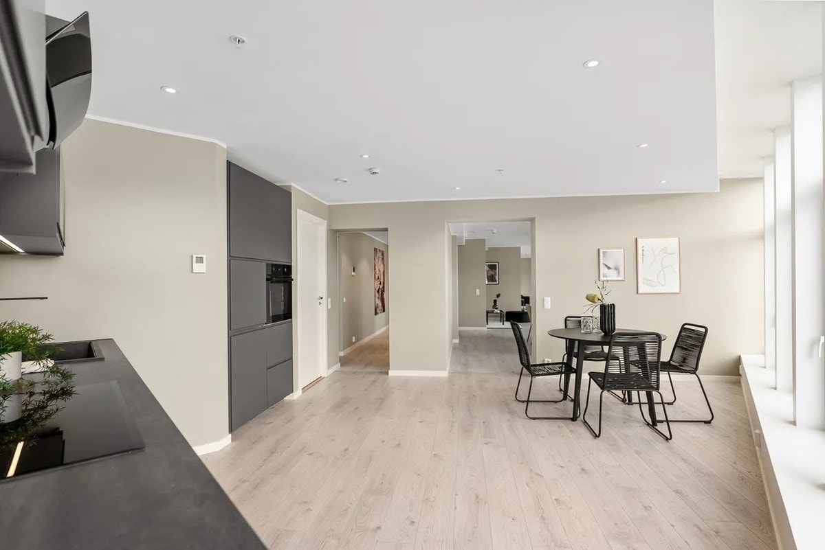 Utsikt fra kjøkken mot èntre/gang. Galleribilde