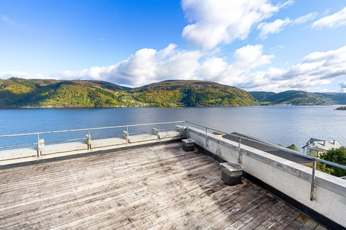 Felles takterrasse. Oppgradert etter dette bildet ble tatt, lokalisert like utenfor leiligheten. Galleribilde
