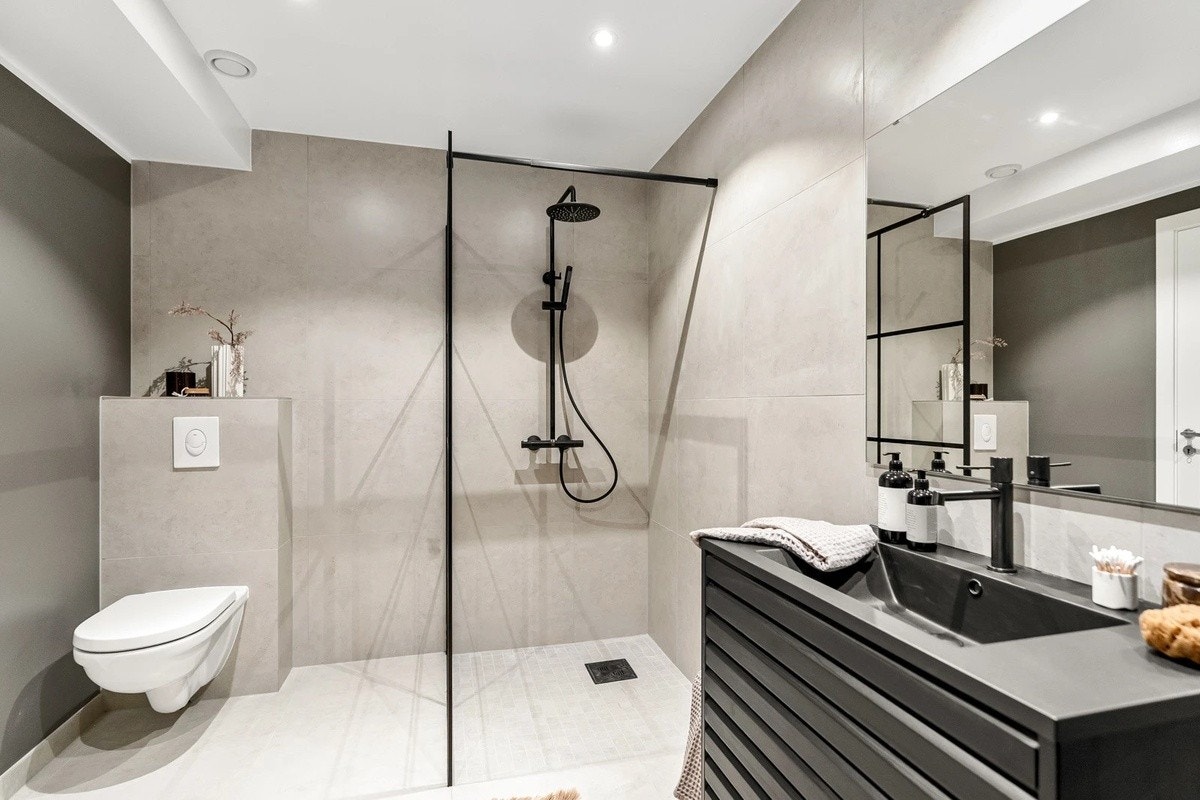 Felles bad på romslige 7,5kvm. Galleribilde