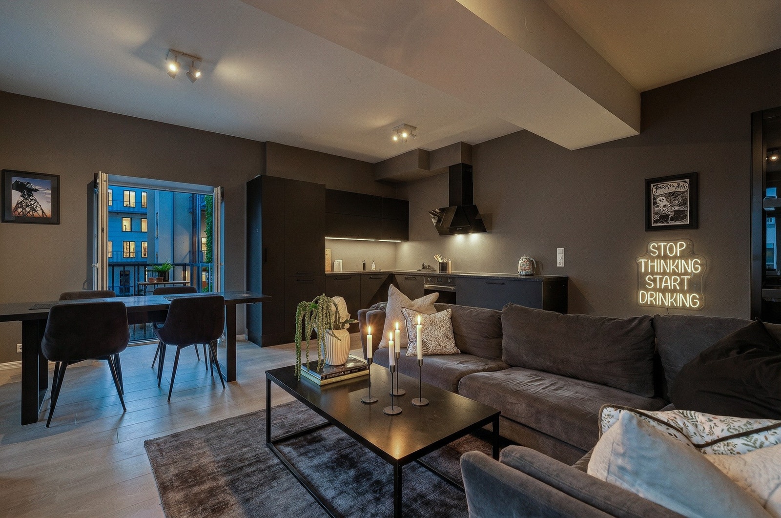 Leiligheten ligger fint til i byggets 3. etasje med heisadkomst, og holder en meget god standard. Galleribilde