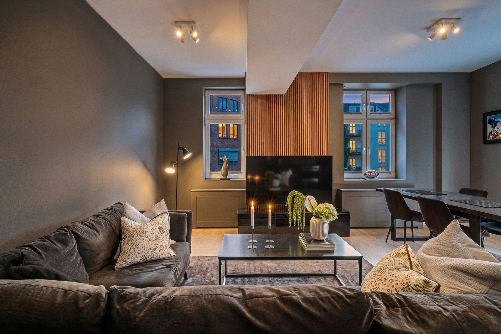 Stor og luftig stue som enkelt kan innredes med flere soner. Galleribilde