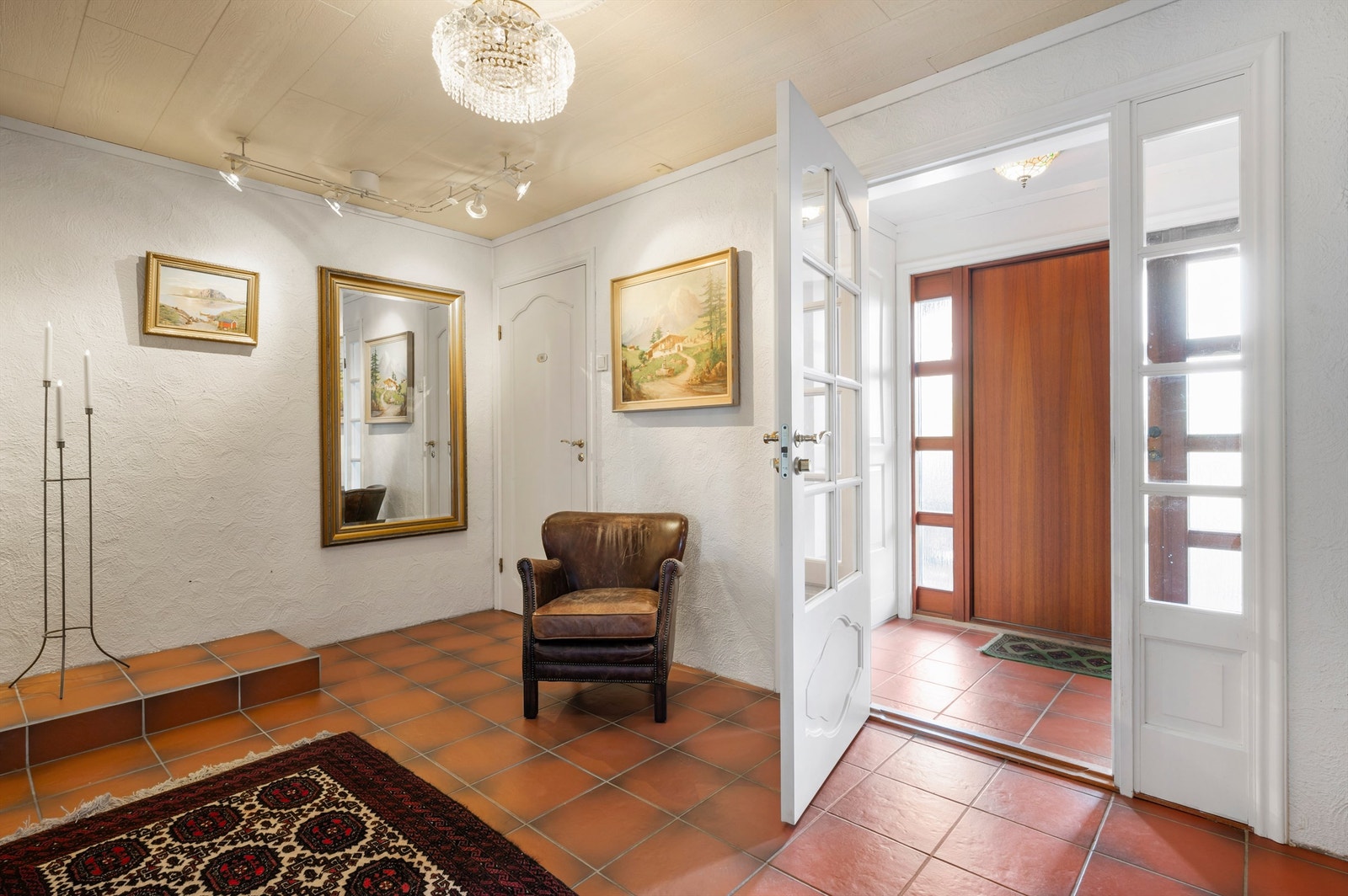 Både underetasjen og 1. etasje har varme i gulvet i alle rom. Galleribilde