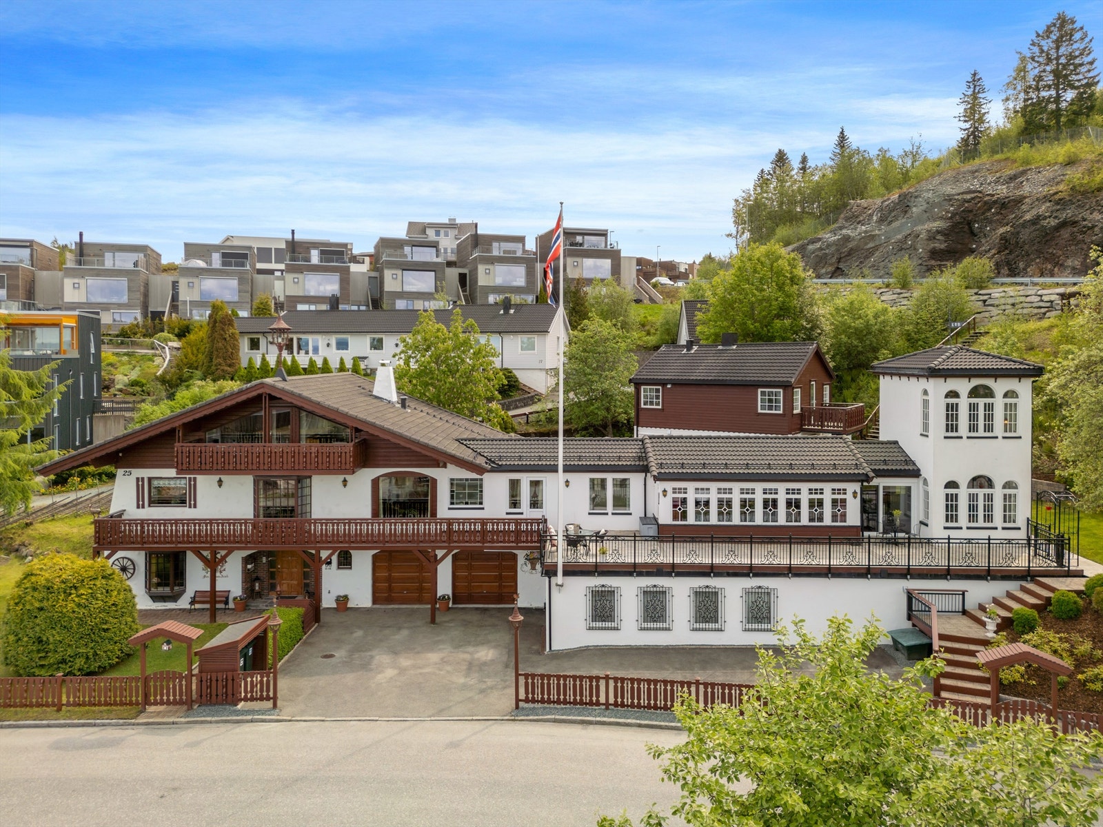 Oppført i herskapelig tyrolerstil utgjør den en sjeldenhet på markedet i Trondheim. Galleribilde